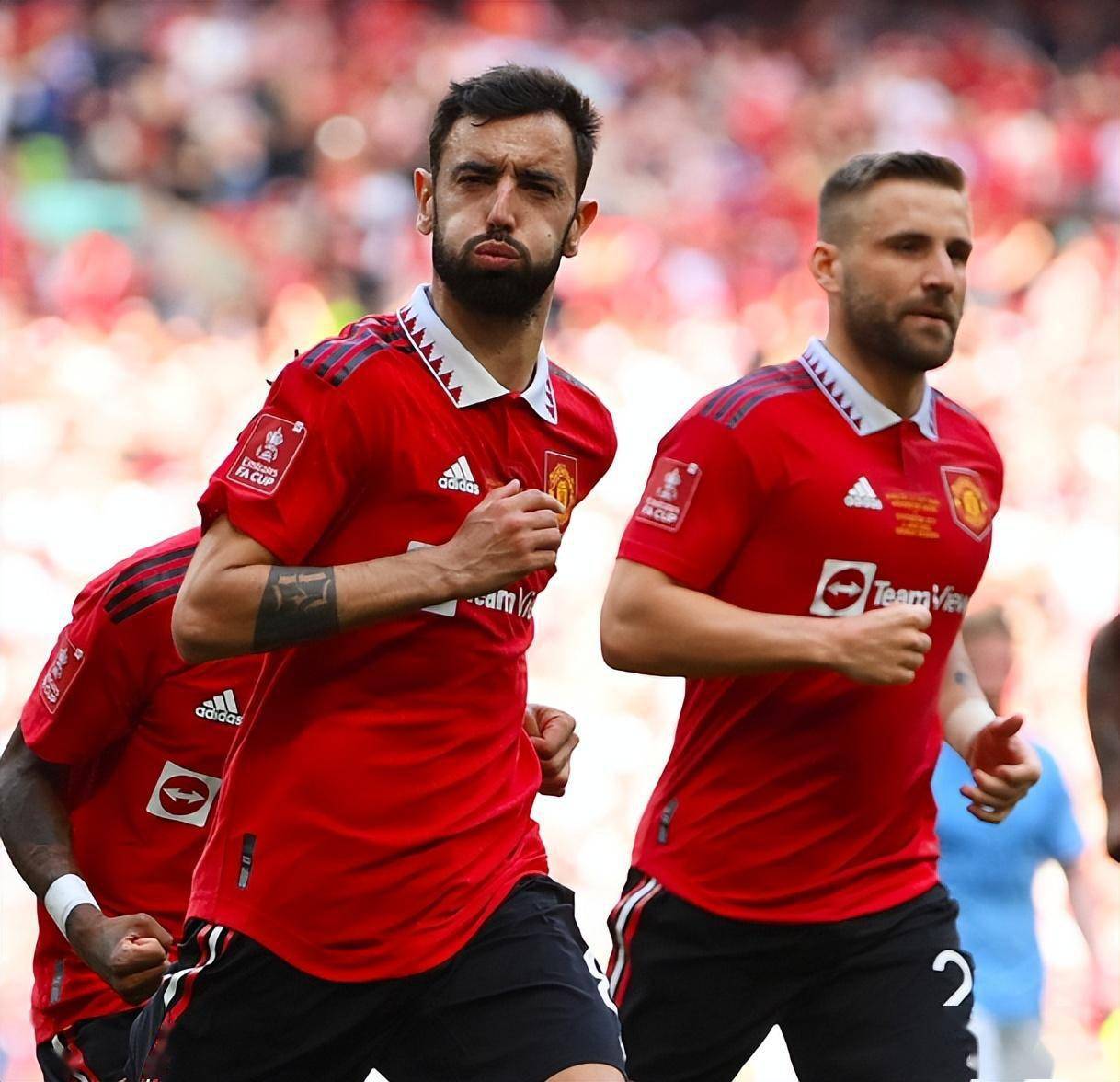 转会期金州勇士备战足总杯，队长鼓劲细节曝光，引发热议，赛程密集仍需轮换的简单介绍